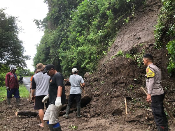 Kerja Bakti Bersama, Polisi dan Warga Tangani Longsor di Desa Tempur Jepara