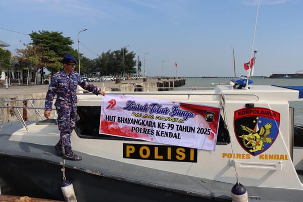 Polres Kendal Gelar Tabur Bunga di Laut Jawa Sambut Hari Bhayangkara ke-79