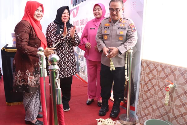 Rayakan HUT Bhayangkara ke-79, Kapolres Brebes Salurkan Air Bersih dan Bansos ke Warga Luwunggede
