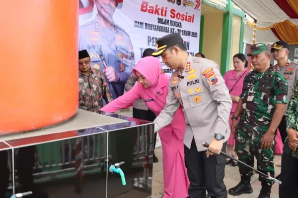 Pasca Longsor, Polres Tegal Bangun Tandon Air dan Bantu Penyaluran Air Bersih di Sumbaga