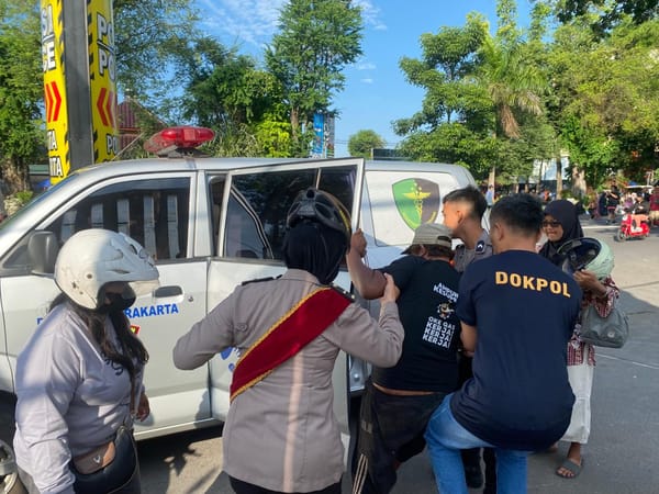 Aksi Cepat Polwan Polresta Surakarta Tangani Korban Kecelakaan di CFD Jalan Slamet Riyadi