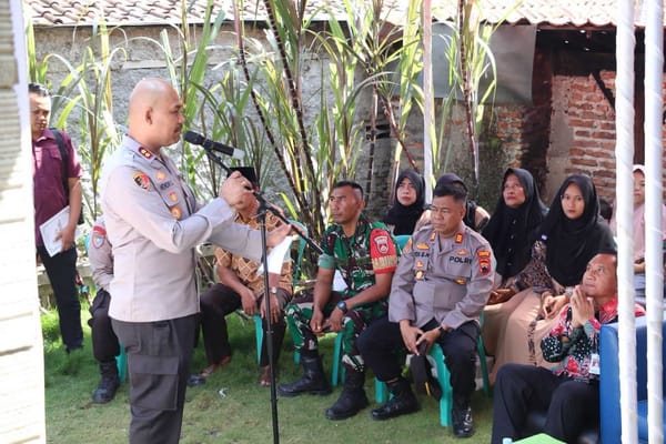HUT Bhayangkara ke‑79, Polres Kendal Geser Batu dan Perbaiki Rumah Purnawirawan Soepardi