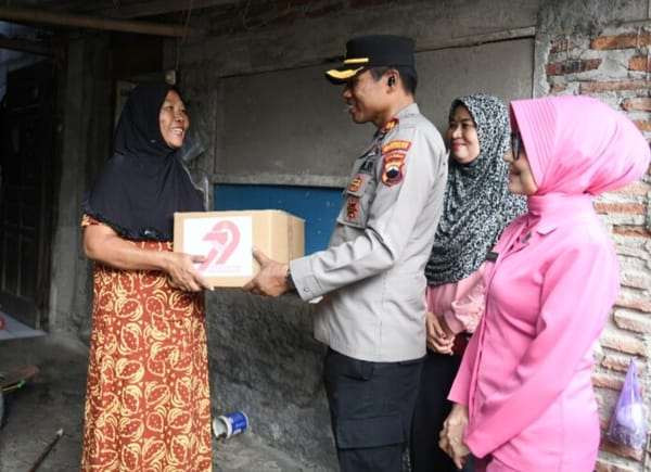 Polda Jateng Salurkan 210 Paket Bansos untuk Warga Tambakrejo