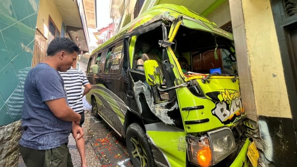 Mini Bus Pengangkut Cabai Tergelincir di Kota Malang, Satu Warga Tewas Terlindas