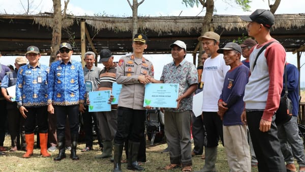 Dorong Ketahanan Pangan, Polresta Malang Kota dan Forkopimda Tanam Cabai dan Serahkan Alsintan
