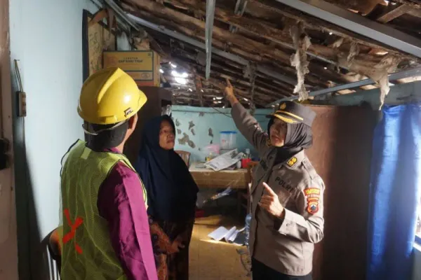 Peduli Masyarakat, Polrestabes Semarang Bantu Renovasi Rumah Warga Terdampak