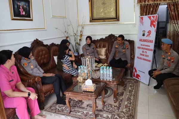 Tunjukkan Kepedulian, Kapolres Semarang dan Bhayangkari Kunjungi Personel Sakit dan Warakawuri