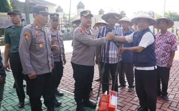 HUT Bhayangkara ke-79, Polres Wonogiri Salurkan Bansos Alat Pertanian dan Bedah Rumah