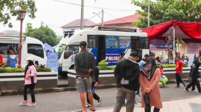 Layanan Publik Polres Semarang di Car Free Day Alun-Alun Bung Karno Diserbu Warga