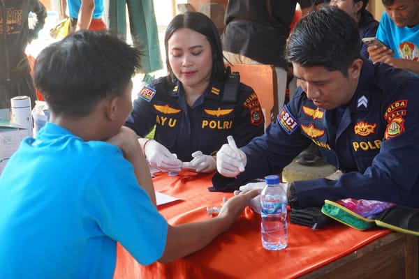 Pelatihan Bantuan Hidup Dasar dan Penyuluhan Kesehatan Digelar di SMPN 2 Semarapura oleh Biddokkes Polda Bali