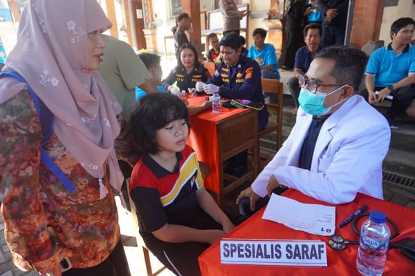Biddokkes Polda Bali Gelar Penyuluhan Kesehatan dan Pelatihan BHD di SMPN 2 Semarapura