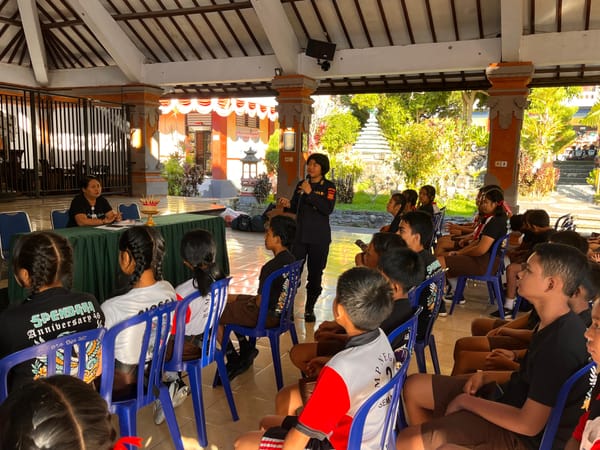 Biddokkes Polda Bali Gelar Bakti Kesehatan dan Bagikan Sembako di SLB Negeri 1 Semarapura