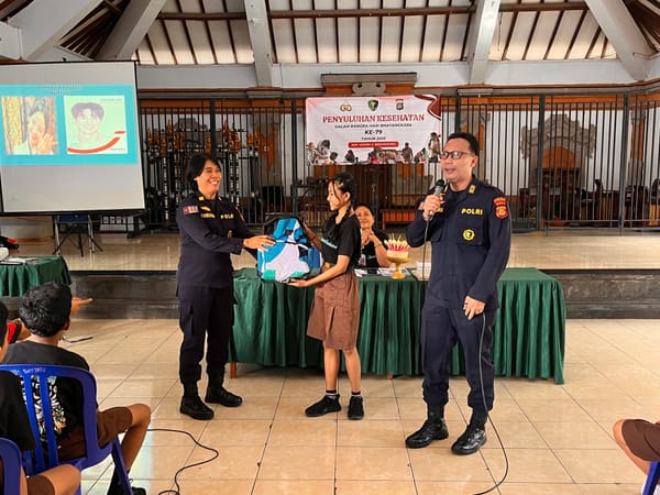 Biddokkes Polda Bali Berikan Bantuan Sembako dan Layanan Kesehatan kepada Siswa SLB Negeri 1 Semarapura