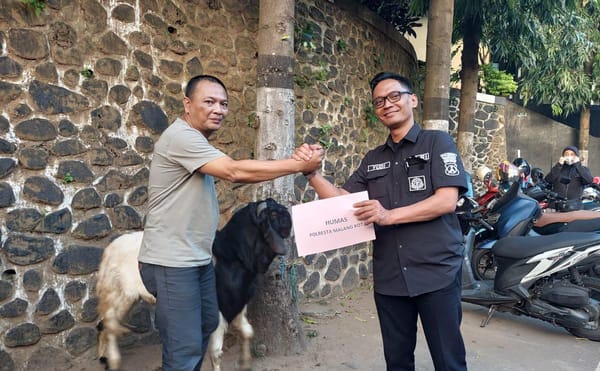 Kapolresta Malang Kota Serahkan Hewan Kurban ke PWI Malang Raya Jelang Idul Adha