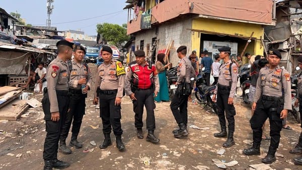 Polda Metro Jaya Kawal Distribusi Bantuan untuk Korban Kebakaran di Penjaringan