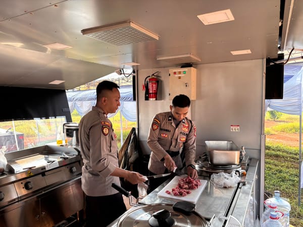Dapur Lapangan Polda Metro Jaya Layani Pengungsi Kebakaran Penjaringan