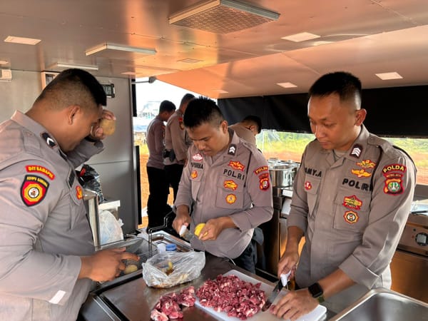 Polda Metro Jaya Dirikan Dapur Lapangan untuk Bantu Pengungsi Kebakaran Penjaringan