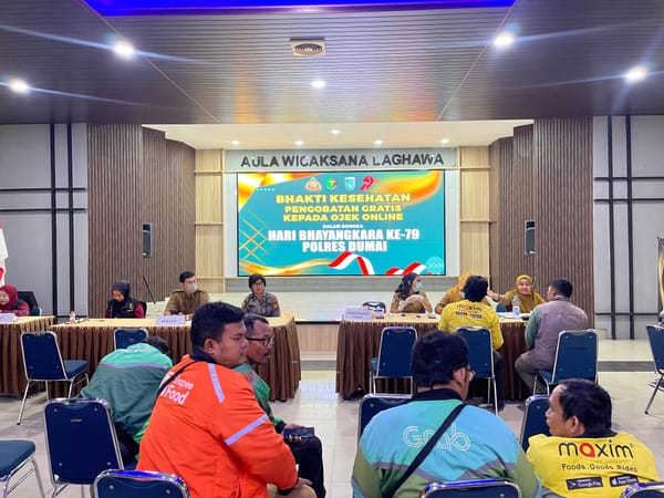 Sambut HUT Bhayangkara, Polres Dumai Beri Layanan Kesehatan dan Sembako untuk Ojol