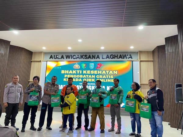 Polres Dumai Rayakan HUT Bhayangkara dengan Pengobatan Gratis dan Bagi Sembako untuk Driver Ojol