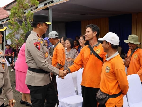 Peringati Hari Bhayangkara ke-79, Kapolda Kalteng Gelar Bakti Kesehatan dan Bansos untuk Petani