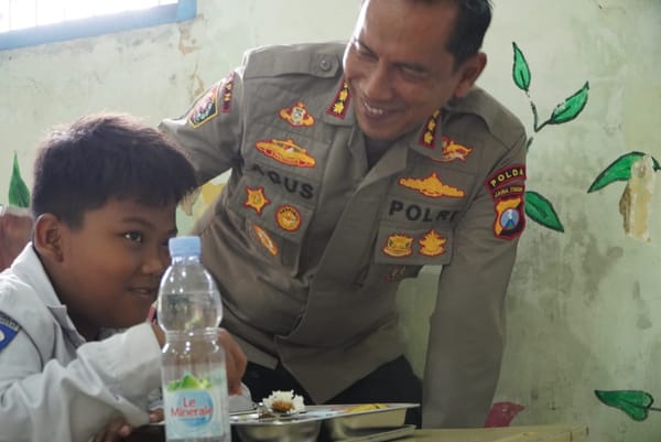 Polda Jatim Salurkan Ribuan Makanan Bergizi Gratis untuk Pelajar Dukung Program Asta Cita