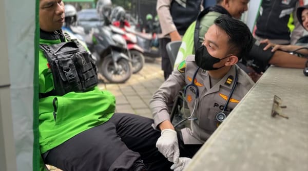 RS Bhayangkara Sartika Asih Gelar Layanan Kesehatan Gratis bagi Ojol di Kantor Gojek Bandung