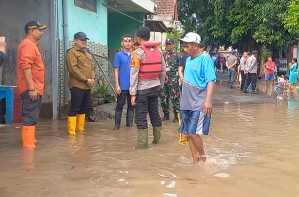 Polres Jombang Salurkan Bantuan dan Terjunkan Personel Bantu Warga Terdampak Banjir Mojoagung