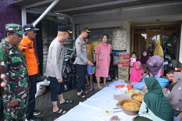 Kapolres Gresik Bersama Forkopimda Salurkan Bantuan dan Tinjau Langsung Lokasi Banjir di Benjeng