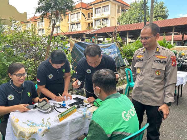 RS Bhayangkara Denpasar Lanjutkan Pemeriksaan Gratis dan Bagi Sembako untuk Ojol di Hari Kedua Bakti Kesehatan Bhayangkara ke-79