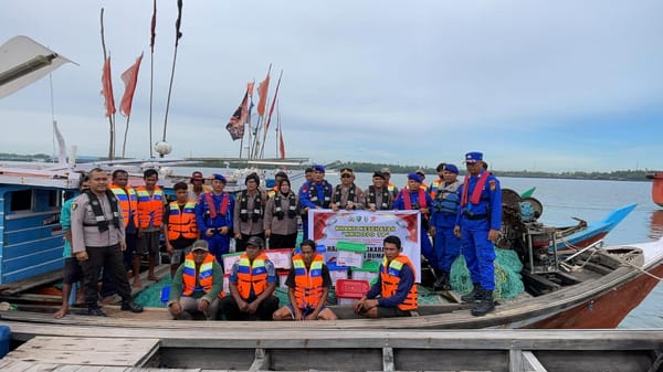 Polres Dumai Gelar Pelayanan Kesehatan dan Bansos di Atas Kapal untuk Warga Pesisir