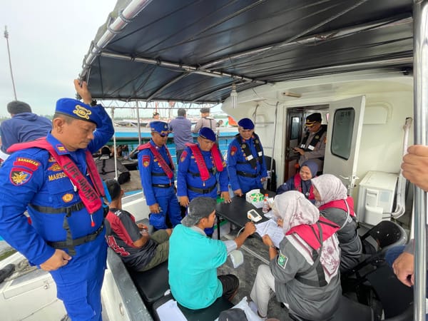 Dalam Rangka Hari Bhayangkara, Polres Dumai Layani Kesehatan Masyarakat di Atas Kapal