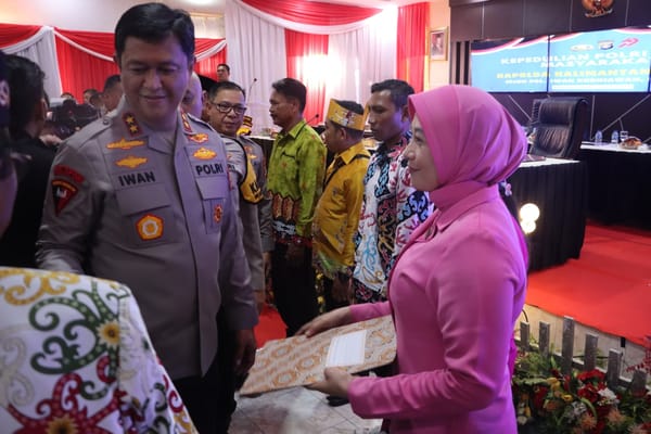 Kapolda Kalteng Tunjukkan Kepedulian, Salurkan Bansos untuk Warga Saat Kunjungan ke Polres Barito Utara