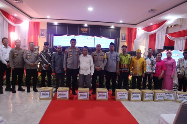 Peduli Warga, Kapolda Kalteng Berikan Bantuan Sosial Kepada Warga Saat Kunker ke Polres Barito Utara
