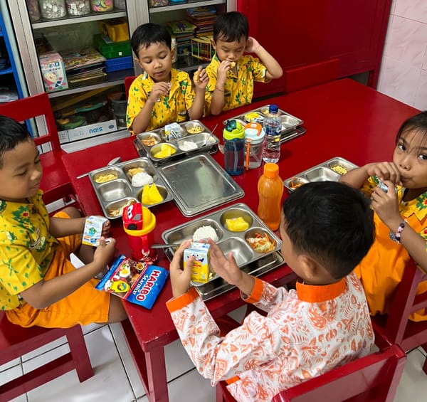Polda Bali Salurkan 704 Porsi Makanan Bergizi untuk Pelajar, Pastikan Keamanan dan Kualitas Gizi