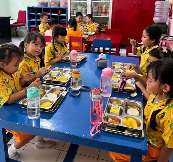 704 Porsi MBG Distribusikan Polda Bali untuk Untuk Anak-Anak Sekolah