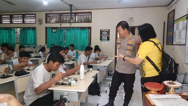 Irwasda dan Karo Log Polda Bali Tinjau Langsung Distribusi Makanan Bergizi di SMPN 3 Denpasar
