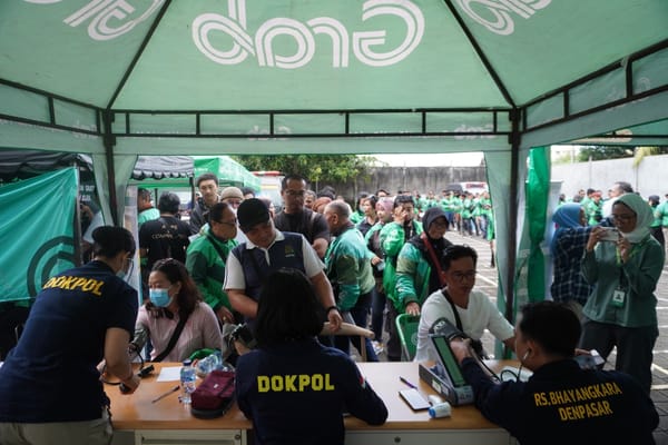Biddokkes Polda Bali Gelar Pemeriksaan Gratis dan Bagi Sembako untuk Ojol Sambut HUT Bhayangkara ke-79