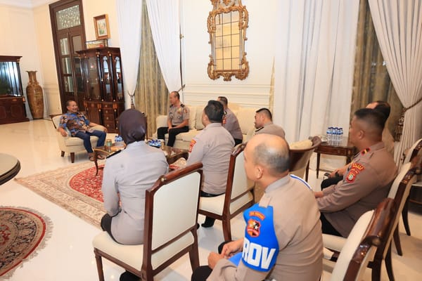 Tim Mabes Polri Sambangi Mantan Kapolri Badrodin Haiti dalam Anjangsana HUT Bhayangkara ke-79