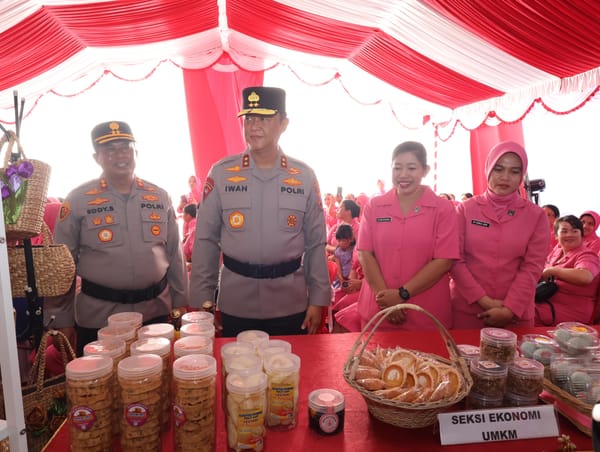 Wujud Kepedulian, Kapolda Kalteng Serahkan Bantuan Sosial bagi Personel dan Warakawuri di Bartim