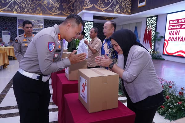 Polda Jabar Beri Perhatian kepada Warakawuri, Wujud Kepedulian di Hari Bhayangkara ke-79