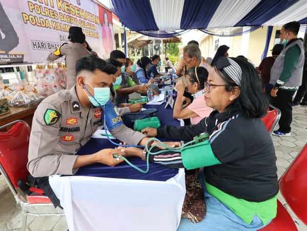 Kapolda Kalteng Tunjukkan Kepedulian, Pimpin Bakti Kesehatan dan Salurkan Bansos di Barsel