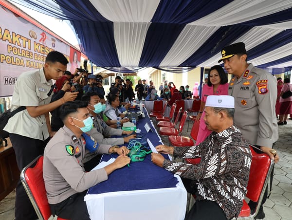 Jelang Hari Bhayangkara ke-79, Kapolda Kalteng Tunjukkan Kepedulian Lewat Bakti Kesehatan dan Bansos di Barsel