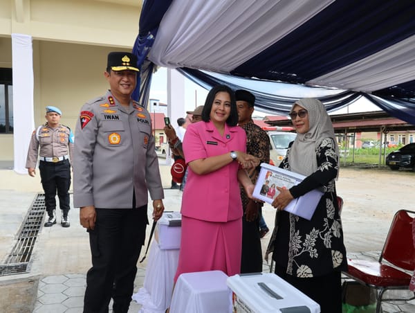 Wujudkan Polri Humanis, Kapolda Kalteng Gelar Layanan Kesehatan Gratis dan Bagi Bansos di Buntok