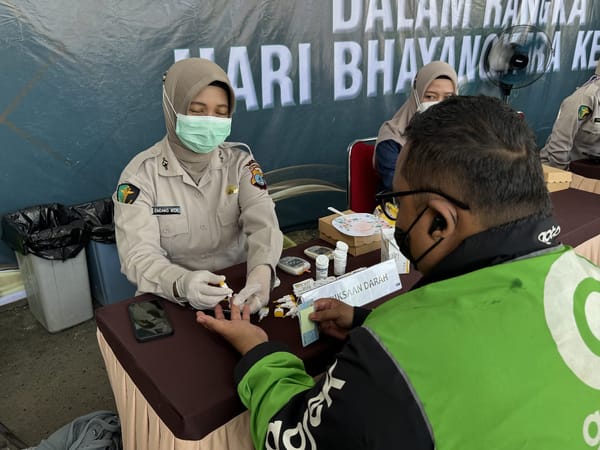 Biddokkes Polda Kalsel Gelar Pemeriksaan Kesehatan Gratis untuk Pengemudi Ojek Online Dalam Rangka Hari Bhayangkara ke-79