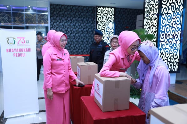 Bhayangkari Jabar Hadirkan Sentuhan Kasih Lewat Bakti Sosial Jelang HUT Bhayangkara ke-79