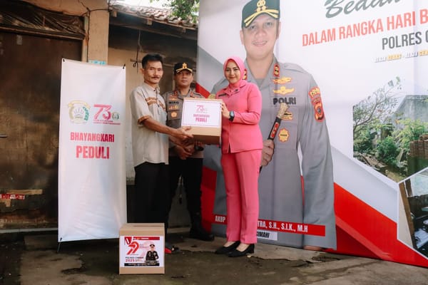Peduli Sesama, Kapolres Cimahi Bedah Rumah Aiptu (Purn) Kamilsyaf yang Rusak Parah