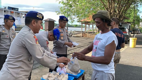 Jumat Berkah, Satpolairud Polres Seruyan Tebar Kepedulian Lewat Nasi Bungkus untuk Warga dan Buruh Pelabuhan