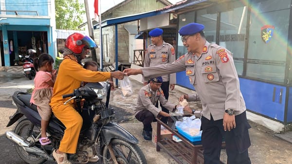 Jumat Berkah, Satpolairud Polres Seruyan Bagikan Puluhan Nasi Bungkus ke Masyarakat