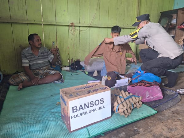 Respons Cepat Polri: Kapolsek Unauna Bantu Bocah Viral yang Tetap Ingin Sekolah Meski Ayah Lumpuh