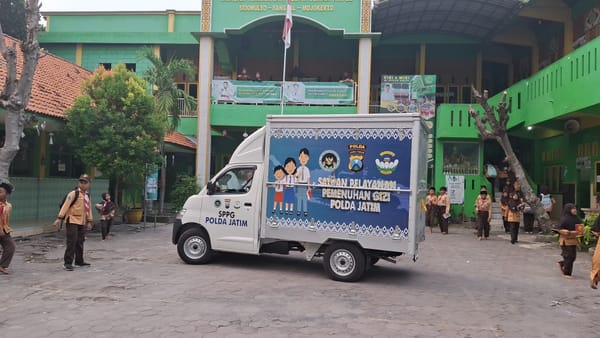 Dukung Indonesia Emas, Polda Jatim Konsisten Salurkan 2.872 Porsi Makanan Bergizi ke Pelajar Setiap Hari